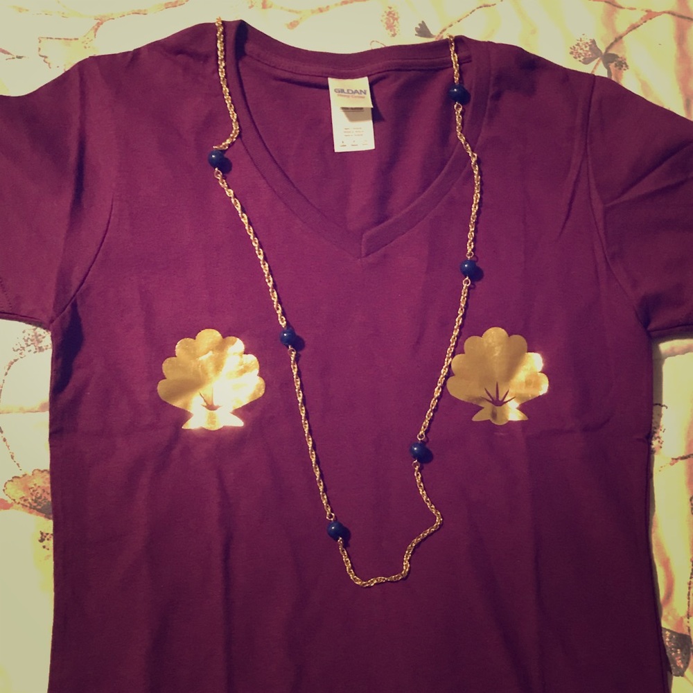 V-Neck Maroon Mermaid Graphic T-Shirt 🧜🏼‍♀️